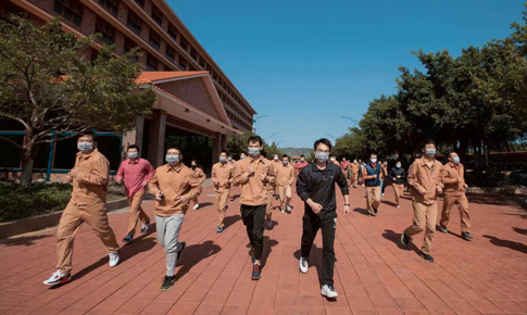 组织“跑在阳光下，，，，，，，跑进康健里”体育活动